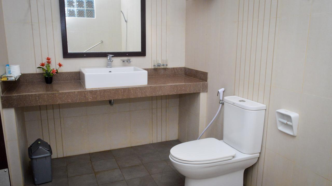 Uni Beach Hotel Pangandaran Extérieur photo