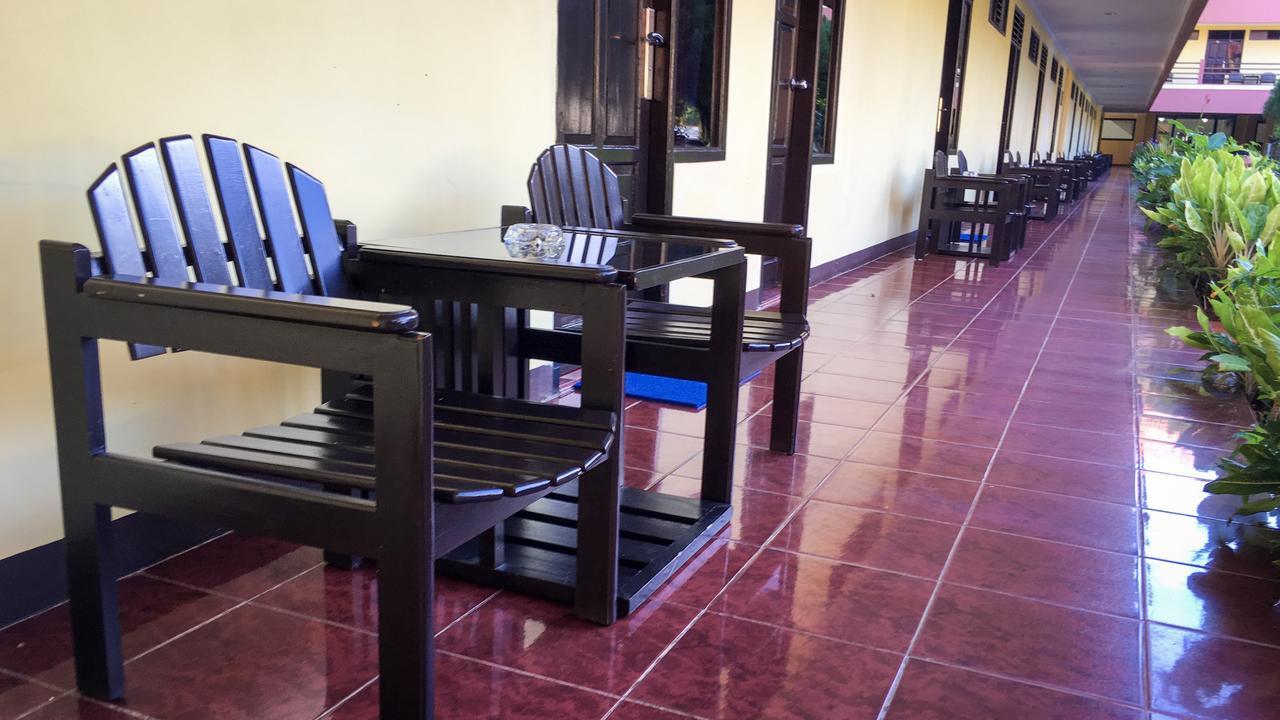 Uni Beach Hotel Pangandaran Extérieur photo